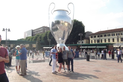 Andrea, Paula, Matteo, Cristiano sotto la Coppa gigante.JPG